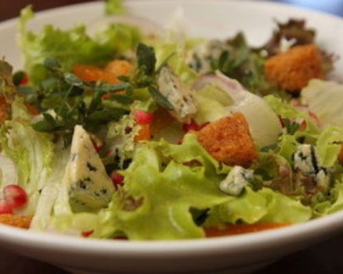 סלט ירוק עם רימונים, גבינה כחולה, אגוזים וקרוטונים